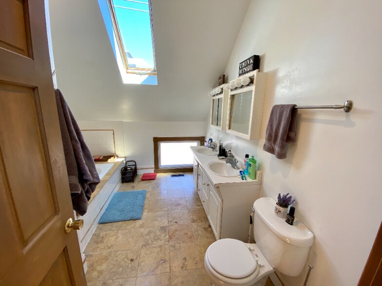 Building Photo - 1214 W Nelson St