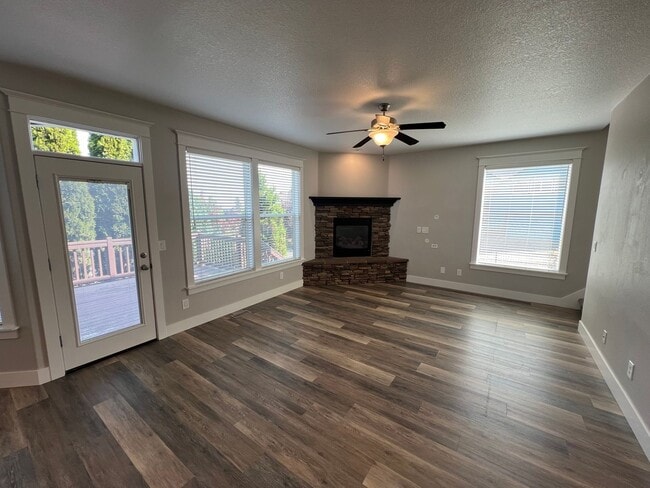 Building Photo - Large Three Bedroom Home in West Salem wit...