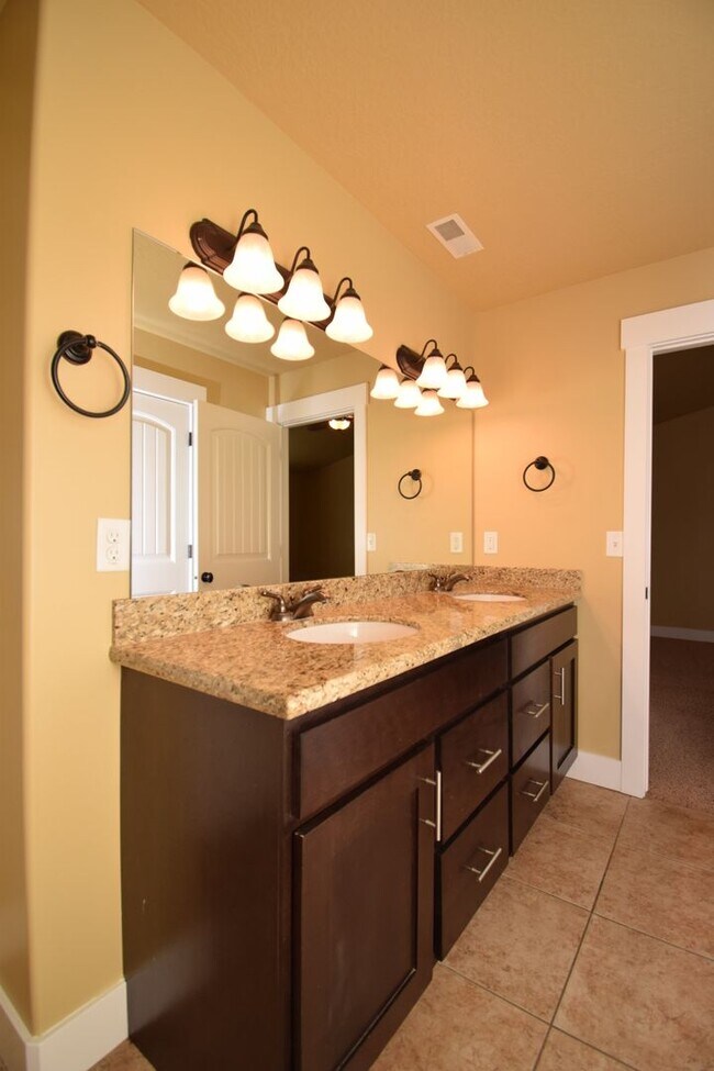 Building Photo - Great 3 Bed 2.5 Bath Townhome in Great Location!!!
