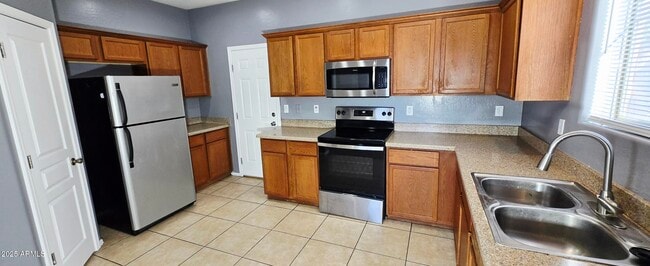 Building Photo - 587 S Buena Vista Ct