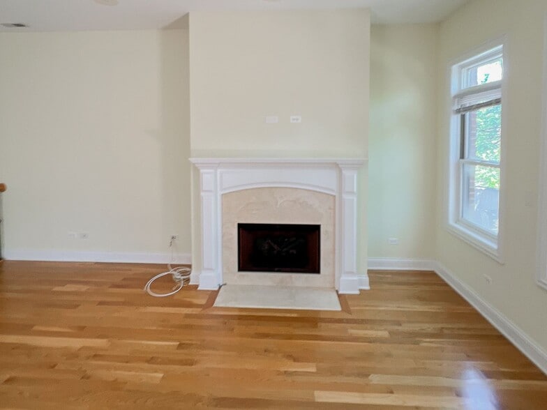 Building Photo - 2326 N Greenview Ave