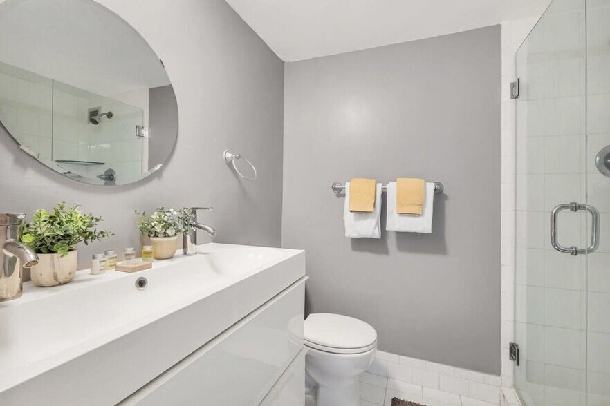 Building Photo - 5151 Collins Ave