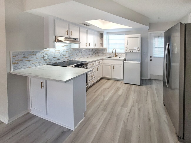 Building Photo - 440 77th Ave N