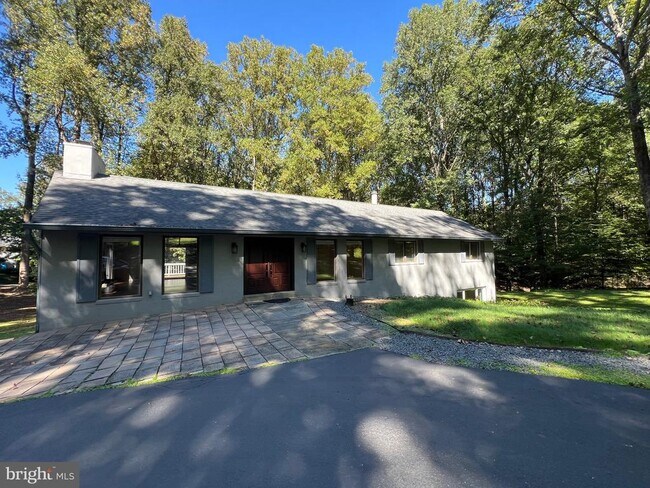 Building Photo - 247 Springvale Rd