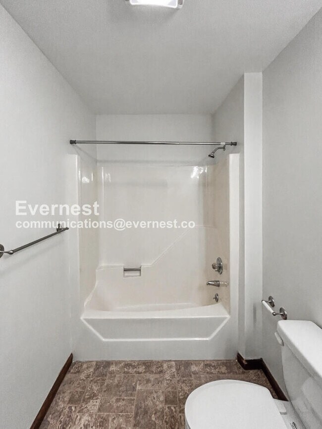 Building Photo - Spacious Condo with 2 bed / 2 bath / Pet Friendly / Available Now!