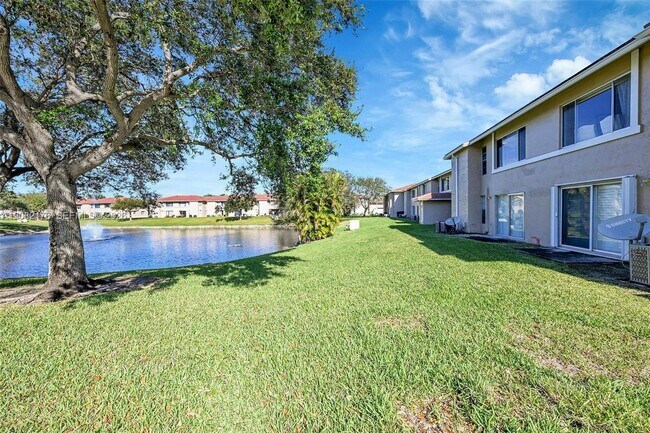 Building Photo - 906 Twin Lakes Dr