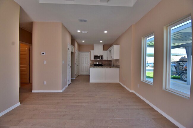 Building Photo - 2922 W Kenwood St