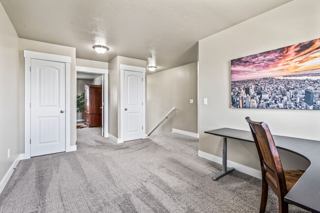 Building Photo - Herriman Townhome