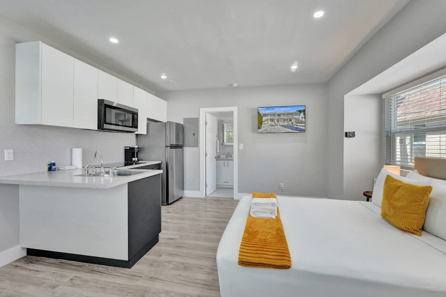 Building Photo - 906 N Riverside Dr