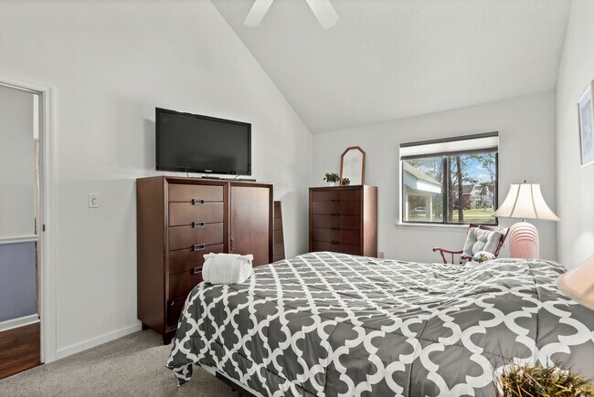 Building Photo - Seasonal Rental Available 9/10/25-3/31/26