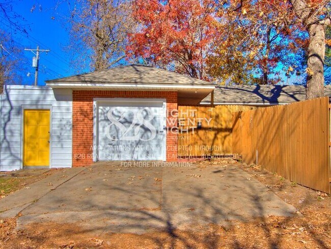 Building Photo - **AVAILABLE NOW!** 3 BED/2 BATH DUPLEX - CLOSE TO CAMPUS!