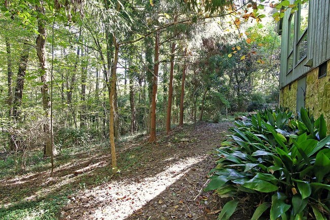 Building Photo - 914 Crestwood Ln