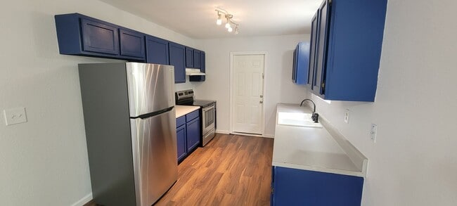 Building Photo - FRESHLY REDONE in 2023 - New floors, fresh...