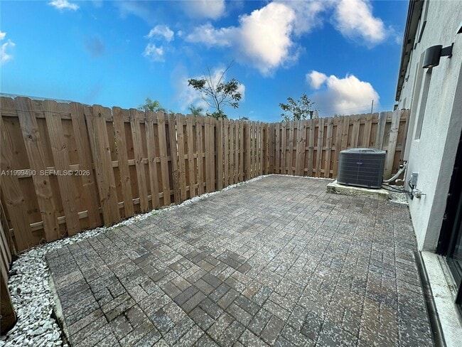 Building Photo - 949 NE 211th St