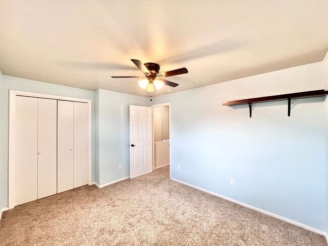 Building Photo - Townhome in Central Windsor!