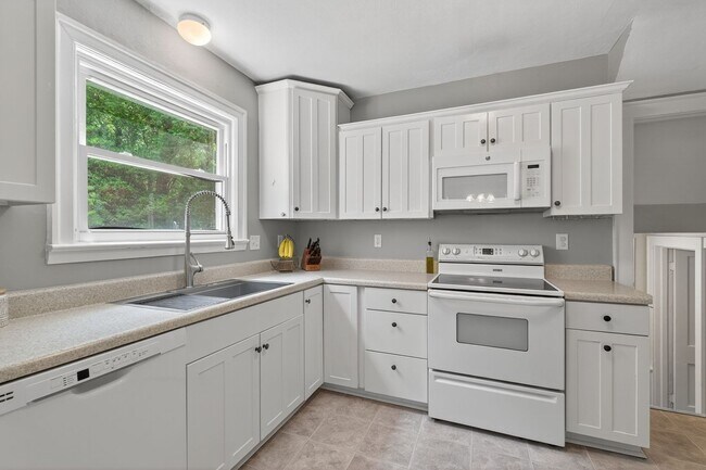 Building Photo - Available September 1st! A First Time Rent...