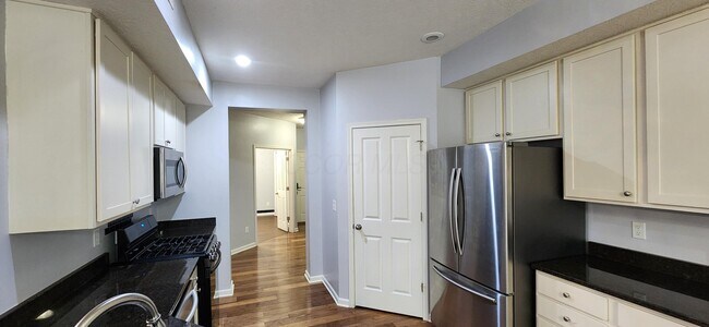 Building Photo - 590 Redwood Ln