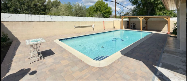 Building Photo - 5921 Fallbrook Ave