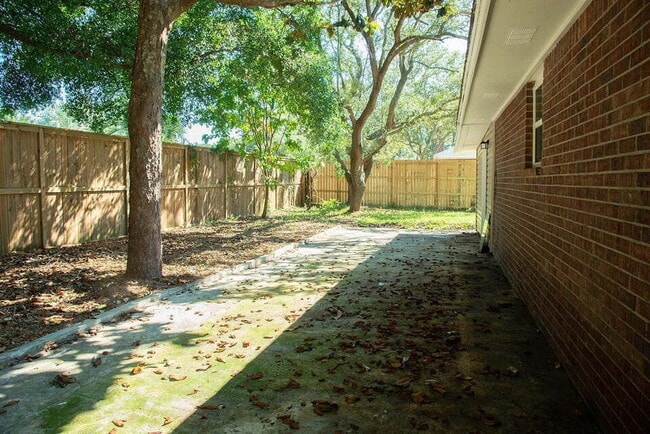 Building Photo - Charming 3-Bedroom home in Destin with Spa...