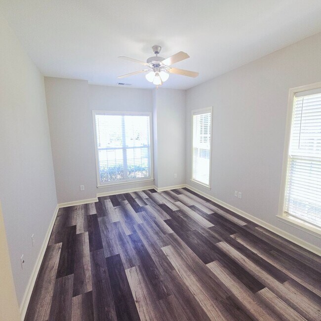 Building Photo - Spacious 3 BR / 2.5 BA in Birmingham!