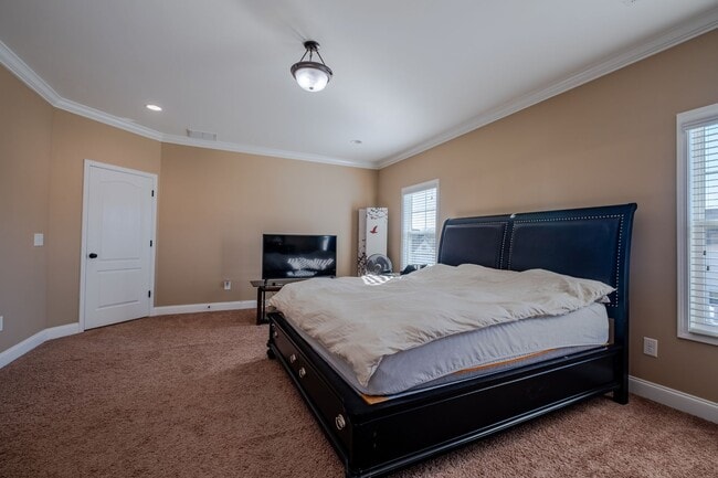 Building Photo - 5773 Highland Grove Dr