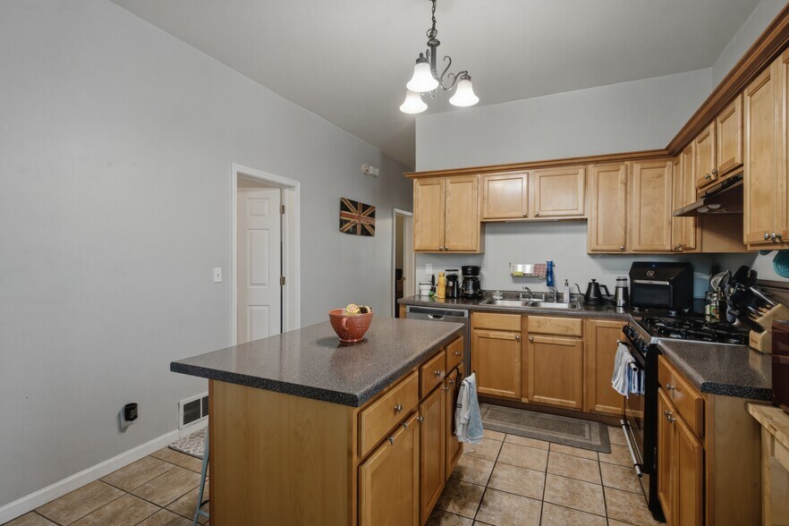 Building Photo - 3814 N Marshfield Ave
