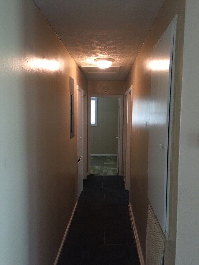 Building Photo - **AVAILABLE NOW**Total Electric East Columbus 4 bedroom/1 bathroom Home for Rent***