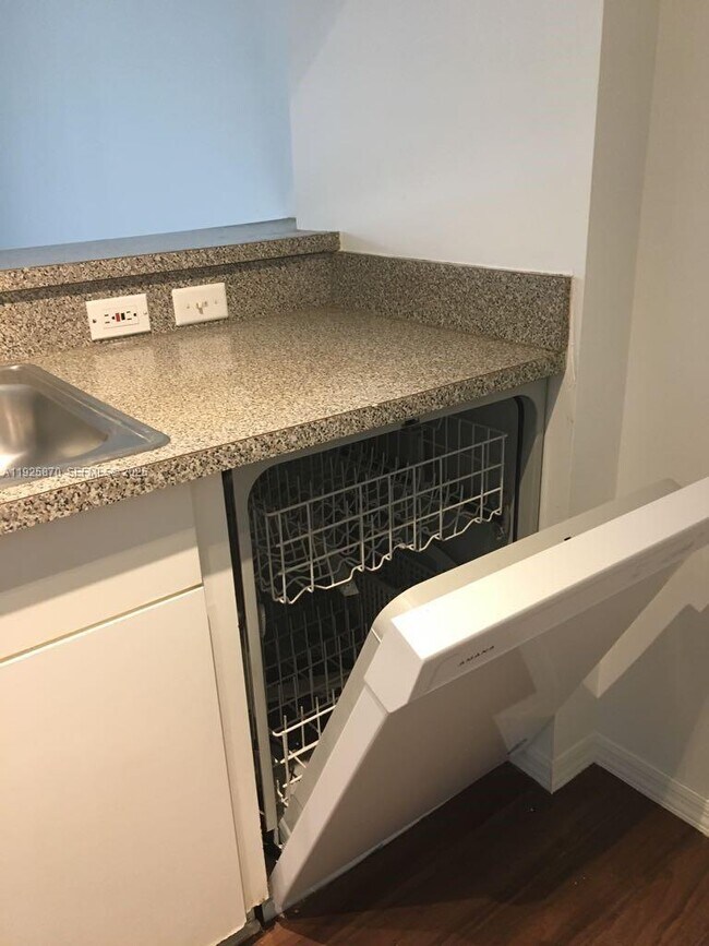 Building Photo - 460 S Park Rd