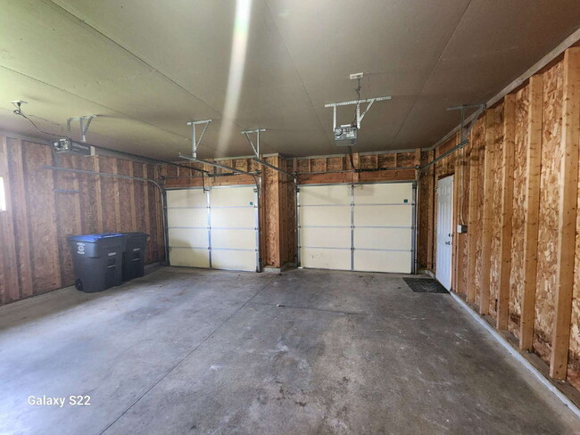Building Photo - 4 Bedroom Greenville