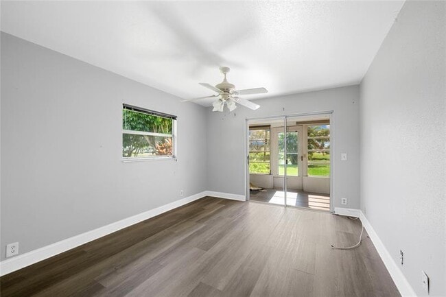 Building Photo - 220 Seville Dr