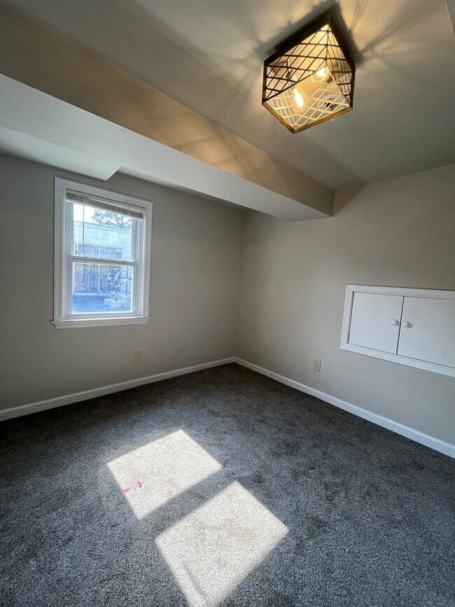 Building Photo - Beautifully updated 3-bedroom, 1-bath twin...