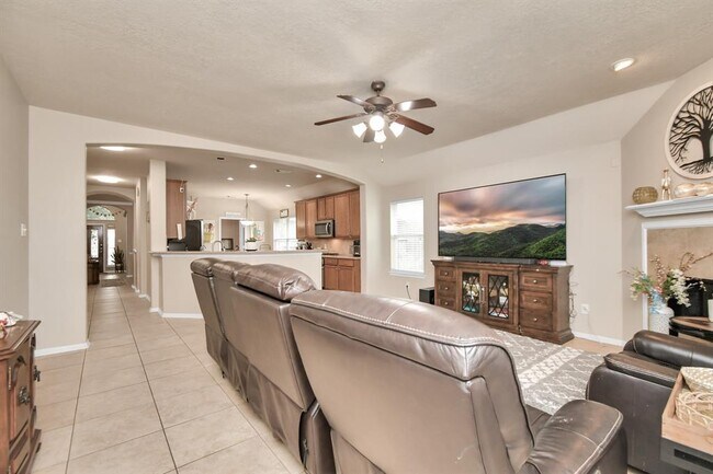 Building Photo - 2103 Breezeway Ln