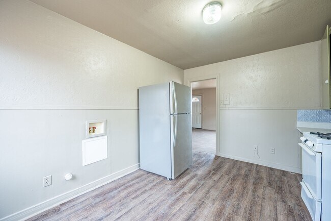 Building Photo - 927 S Bryan St