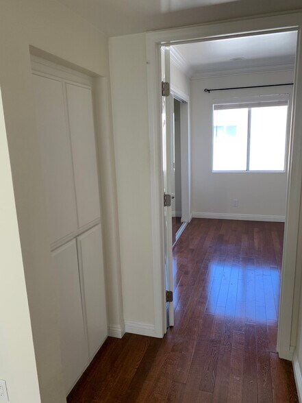 Building Photo - 1101 Laveta Terrace