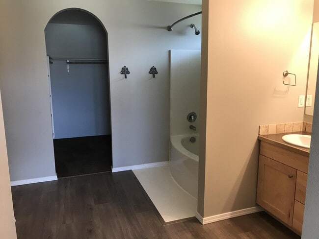 Building Photo - 739 N Pringlewood Pl