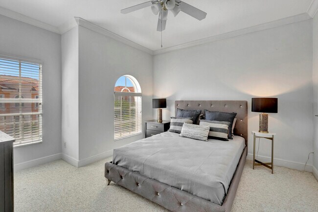 Building Photo - 5585 NE Trieste Way