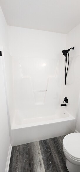 Bath/Shower - 2110 Twin Ave