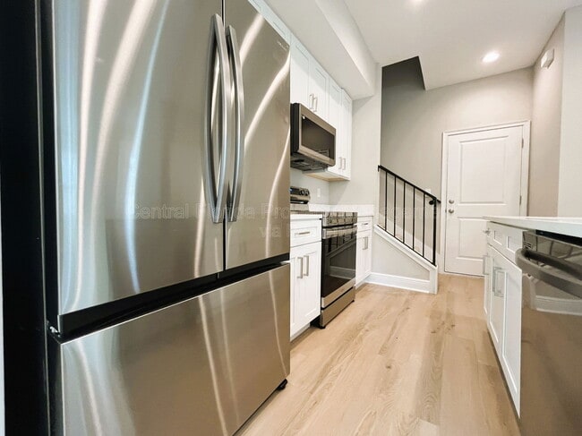 Building Photo - 2220 S Bumby Ave