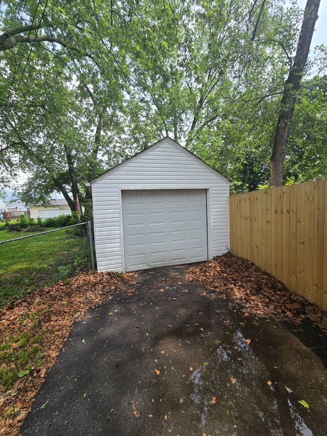 Building Photo - 3 BEDROOM SINGLE FAMILY