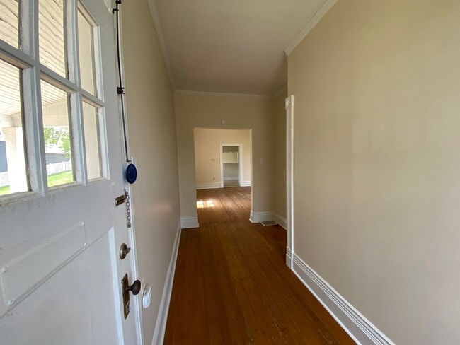Building Photo - Great Location! Must See!