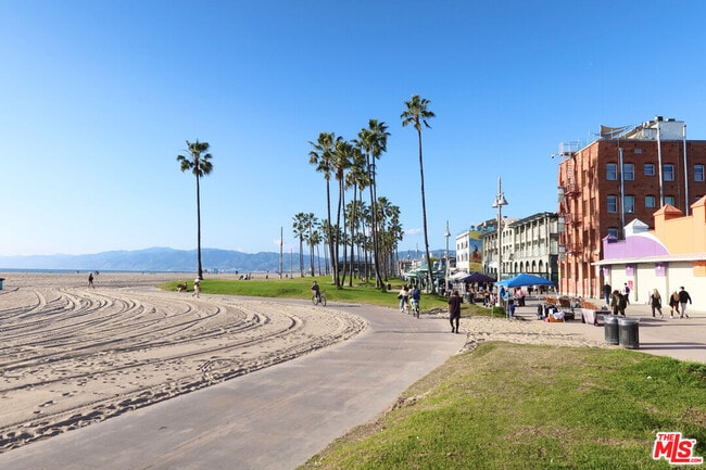 Building Photo - 21 1/2 Wavecrest Ave