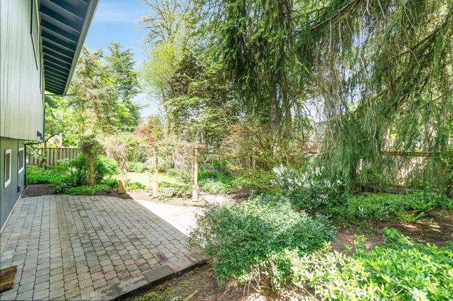 Building Photo - Spacious, well-cared for 4-bdrm/3-bath spl...