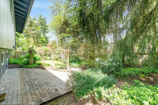 Building Photo - Spacious, well-cared for 4-bdrm/3-bath split-level—Family/laundry rooms, backyard, garage
