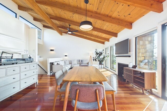 Building Photo - Rarely available Redwood Heights townhome with sweeping views of Oakland and San Francisco.