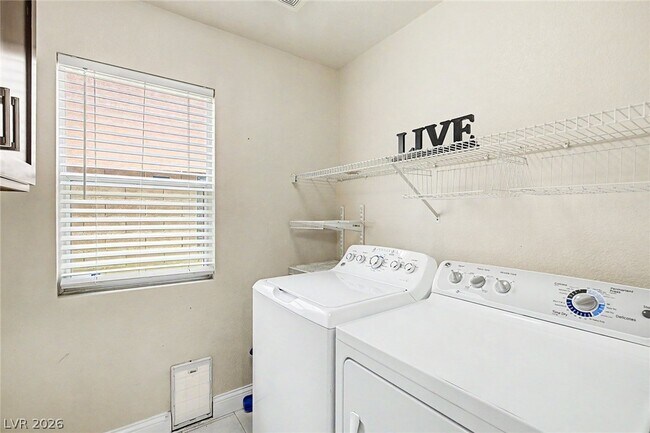 Building Photo - 2025 Shining Feather Ln