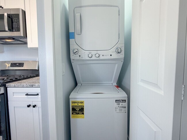 Building Photo - 502-504 E Hemlock- LT