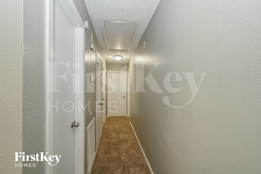 Building Photo - 18007 Sagecroft Dr