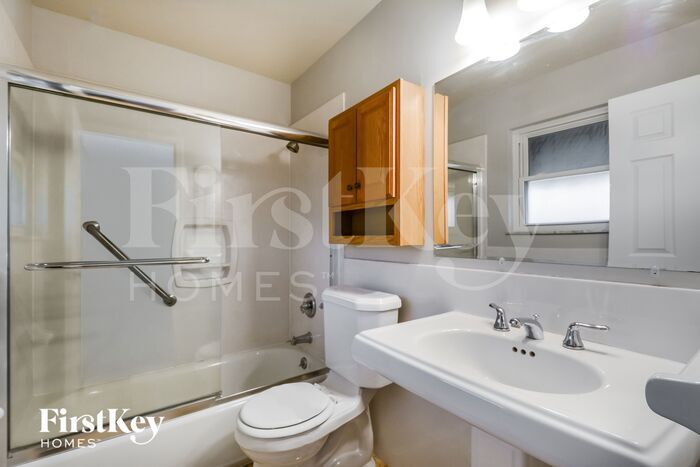 Building Photo - 1530 Froesel Dr