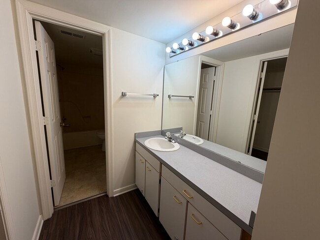 Building Photo - 1250 Clifden Green