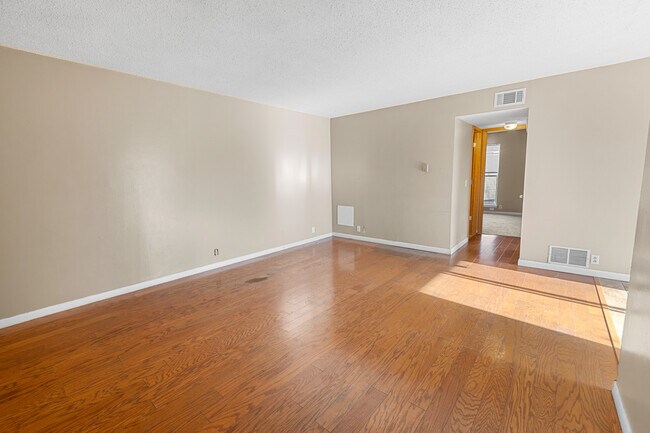 Building Photo - 715 ManApart